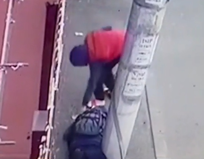 Un bărbat, căzut pe stradă, inconștient, a fost jefuit de un tânăr de 20 de ani Un bărbat, căzut pe stradă, inconștient, a fost jefuit de un tânăr de 20 de ani