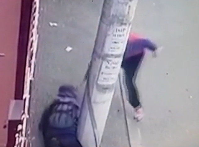 Un bărbat, căzut pe stradă, inconștient, a fost jefuit de un tânăr de 20 de ani Un bărbat, căzut pe stradă, inconștient, a fost jefuit de un tânăr de 20 de ani