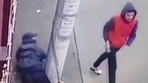 Un bărbat, căzut pe stradă, inconștient, a fost jefuit de un tânăr de 20 de ani Un bărbat, căzut pe stradă, inconștient, a fost jefuit de un tânăr de 20 de ani