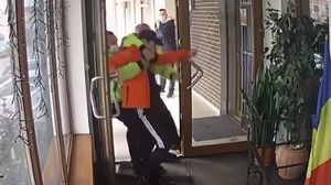 Imagini de la scandalul dintre tatăl vitreg al cătălinei Ponor și poliștii locali.