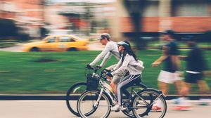 Ministrul Mediului încurajează românii să folosească transportul în comun sau bicicleta! Vineri, ziua în care renunți la mașină