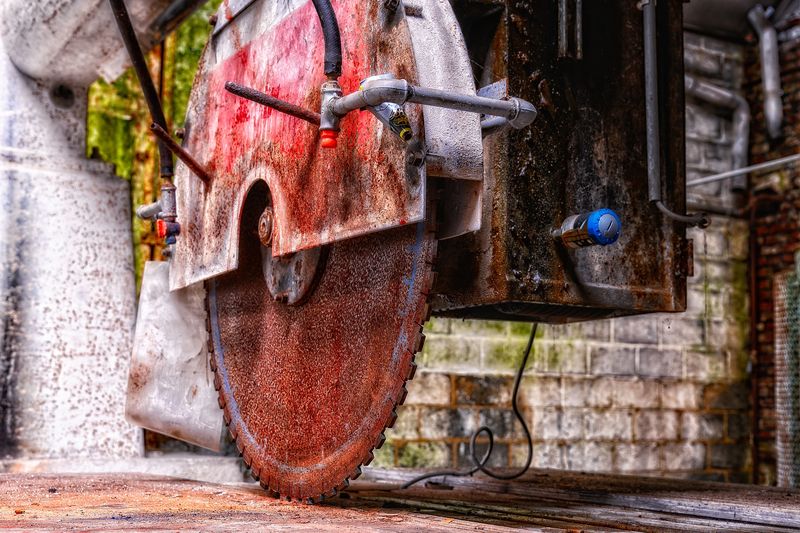 Un rom&acirc;n a fost arestat &icirc;n Italia, după ce a vrut să-și taie copiii și soția cu fierăstrăul