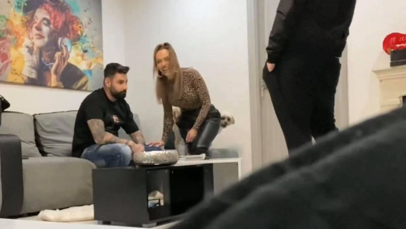Robert, enervat la culme de fara iubitei sale