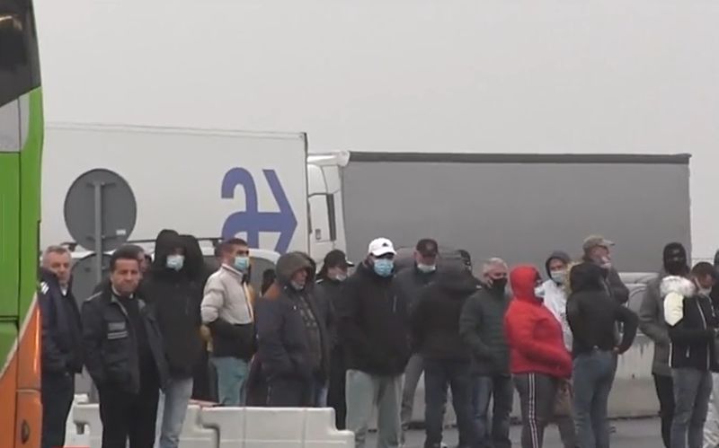 Trei autocare, pline cu rom&acirc;ni, oprite la vama Nădlac II.