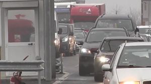 Trei autocare, pline cu români, oprite la vama Nădlac II.