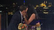 Simona Bălăceanu, reţinută la momentul sărutului