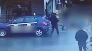 Florentina, o tânără mamă, snopită în bătaie în mijlocul străzii chiar de soțul ei. Cătălin a desfigurat-o: ”S-a temut să meargă acasă”
