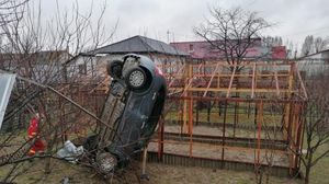 Mașina s-a oprit în curtea unui localnic Mașina s-a oprit în curtea unui localnic