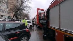 Panică într-un cartier din Capitală! O femeie și-a lovit mama cu un topor, iar apoi a dat foc apartamentului în care locuiesc