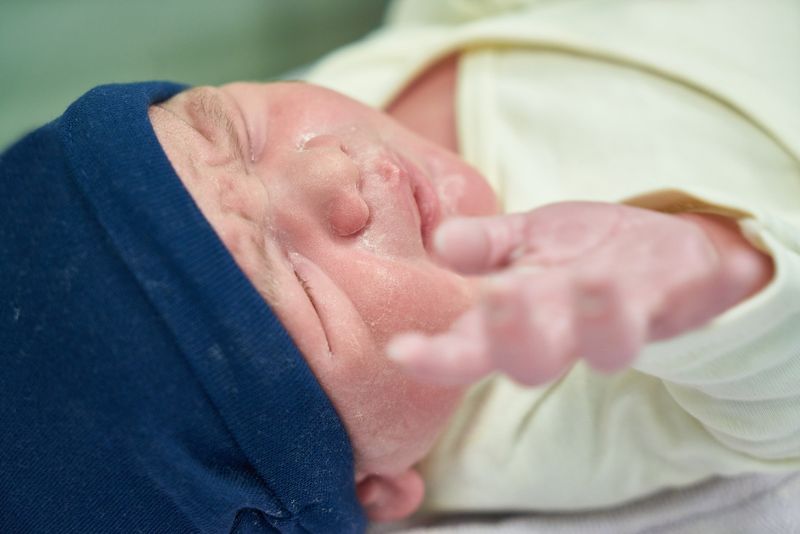 O femeie, vaccinată anti-COVID-19 în timpul sarcinii cu Moderna, a născut un bebeluș cu anticorpi