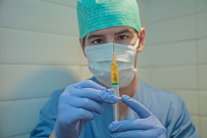 Bărbat vaccinat cu Pfizer a primit cea de-a două doză de vaccin de la Moderna! &quot;Doctorul mi-a spus că nu se va întâmpla nimic&quot;