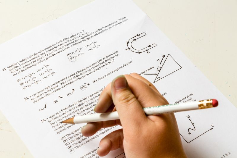 Schimbări de ultima oră! Tezele pentru anul școlar 2020-2021 sunt suspendate