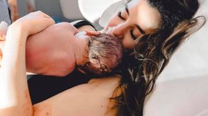 Ștefana își ține la piept primul copil