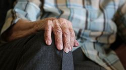 O bătrânică simplă, crescută la țară, dar cu un suflet de aur, a impresionat întreg internetul! Și-a lăsat încălțările pline de noroi la intrarea unui magazin