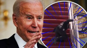 A vrut să fie sprinten, dar nu l-au ajutat genunchii. Președintele american Joe Biden s-a împiedicat de trei ori pe scara avionului prezidențial. „A fost vântul de vină!”