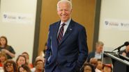 Joe Biden a căzut pe scara avionului prezidenţial