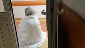 Imagini șocante de la un spital din Constanța! Pacienți infectați cu COVID-19 stau pe holuri, înveliți cu cearșafuri