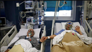 Doi bătrâni infectați cu COVID-19 se țin de mână pe patul de spital! Imaginea emoționantă a făcut încojurul lumii