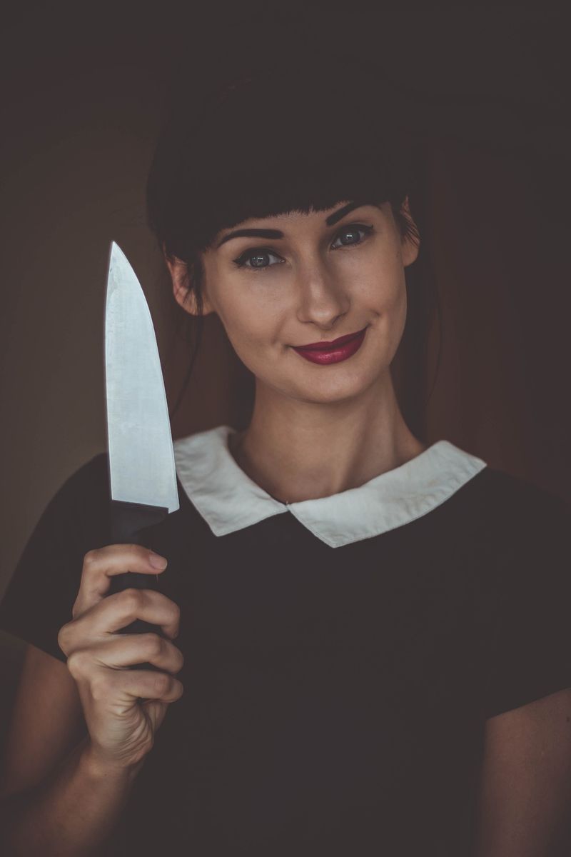 Și-a &icirc;njunghiar fără milă propria mamă