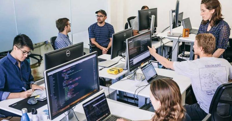 Echipa de ingineri si programatori