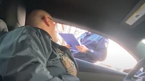Dialog halucinant! Un tânăr polițist, luat la mișto de un interlop: ”E prima dată când amendezi un șmecher?”