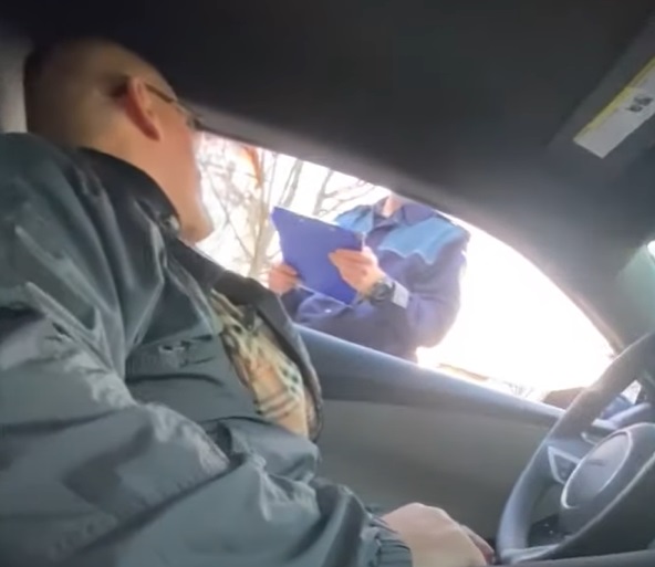 Dialog halucinant! Un tânăr polițist, luat la mișto de un interlop