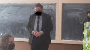 un profesor a fost surprins cu o mască desenată