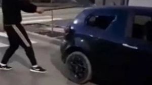 Un tânăr și-a distrus singur mașina