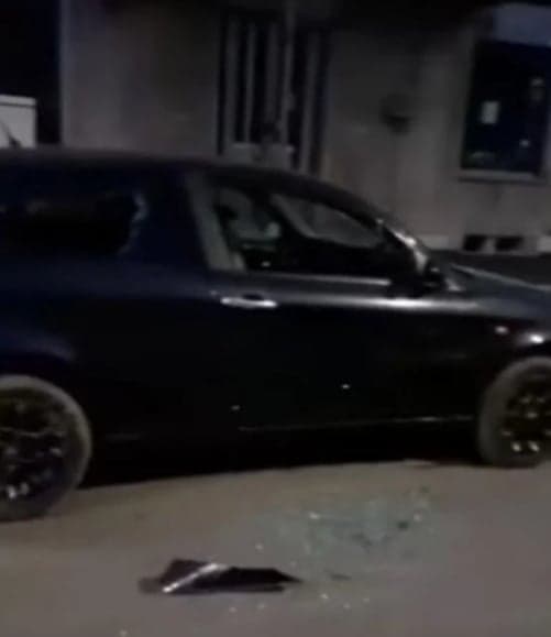 T&acirc;nărul a spart parbrizul, geamurile laterale, dar şi luneta