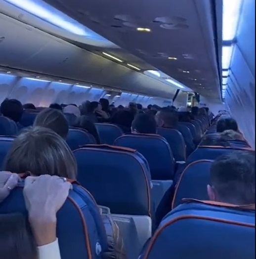 Momente de panică pentru pasagerii unui avion! 