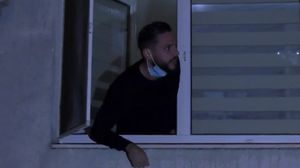 Un bărbat care a rămas fără tată din cauza COVID-19 a fost huiduit de cei care protestau
