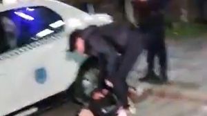 Un tânăr, care pare plin de sânge căzut pe jos, în timpul protestelor.