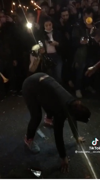 Floricica Dansatoarea a făcut senzație la protestul &icirc;mpotriva restricțiilor! A dansat senzual &icirc;n mijlocul mulțimii