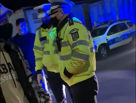 Un tânăr protestatar, înjosit de un polițist furios