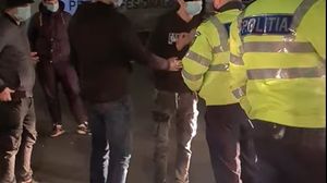 Un tânăr protestatar, înjosit de un polițist furios