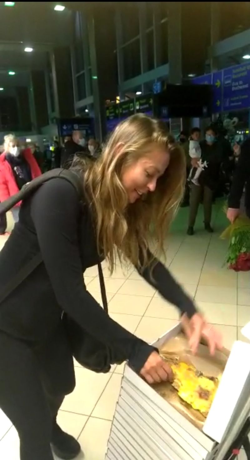 Roxana Nemeș, așteptată cu pizza la aeroport