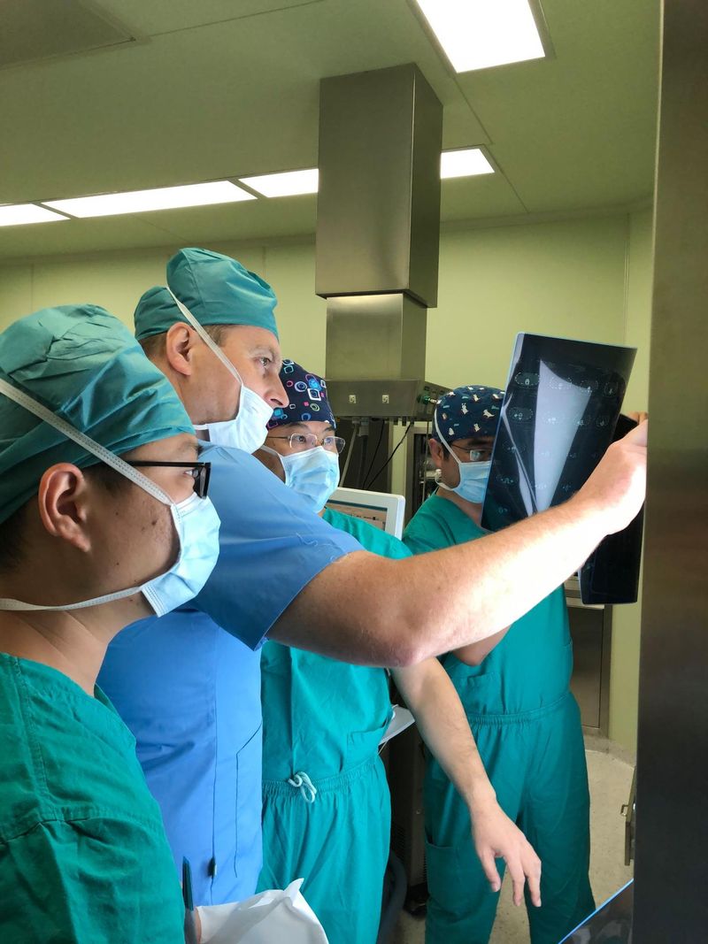 Medicii au avut de ales între doi pacienți