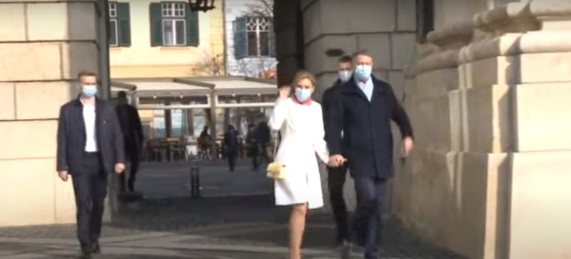 C&acirc;t a costat ținuta lui Carmen Iohannis pe care a purtat-o &icirc;n ziua de Paște?! Prima Doamnă, apariție de senzație