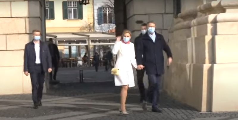 Cât a costat ținuta lui Carmen Iohannis pe care a purtat-o în ziua de Paște?! Prima Doamnă, apariție de senzație