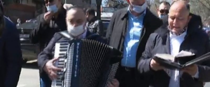 Primele imagini de la înmormântarea lui Gabi Luncă! Marea artistă este condusă pe ultimul drum