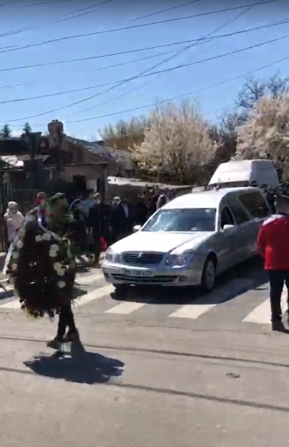 Primele imagini de la înmormântarea lui Gabi Luncă! Marea artistă este condusă pe ultimul drum