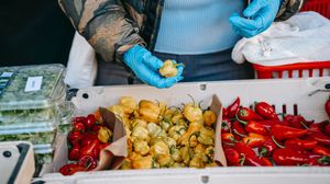 O femeie infectată cu COVID-19 vindea produse agroalimentare într-o piață din Galați