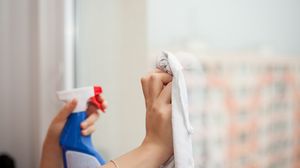 Cum să cureţi geamurile corect pentru curăţenia de Paşte