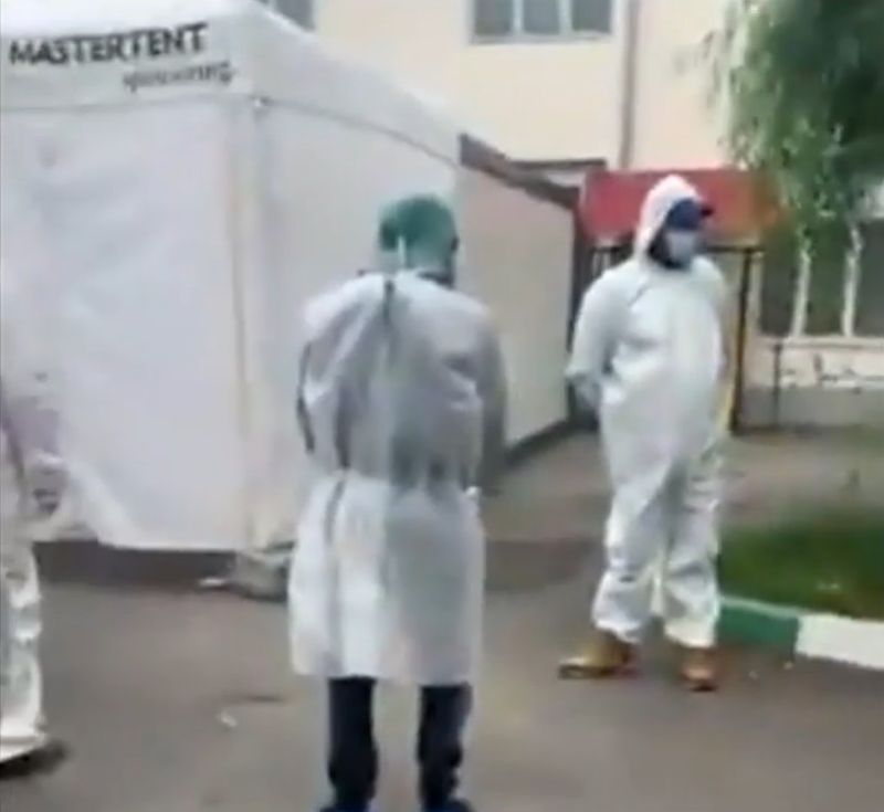 Femeie dezbrăcată, băgată într-un sac și aruncată în sicriu