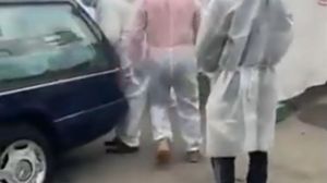 Femeie dezbrăcată, băgată într-un sac și aruncată în sicriu