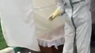 Femeie dezbrăcată, băgată într-un sac și aruncată în sicriu