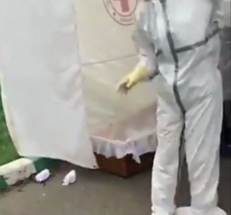Femeie dezbrăcată, băgată într-un sac și aruncată în sicriu