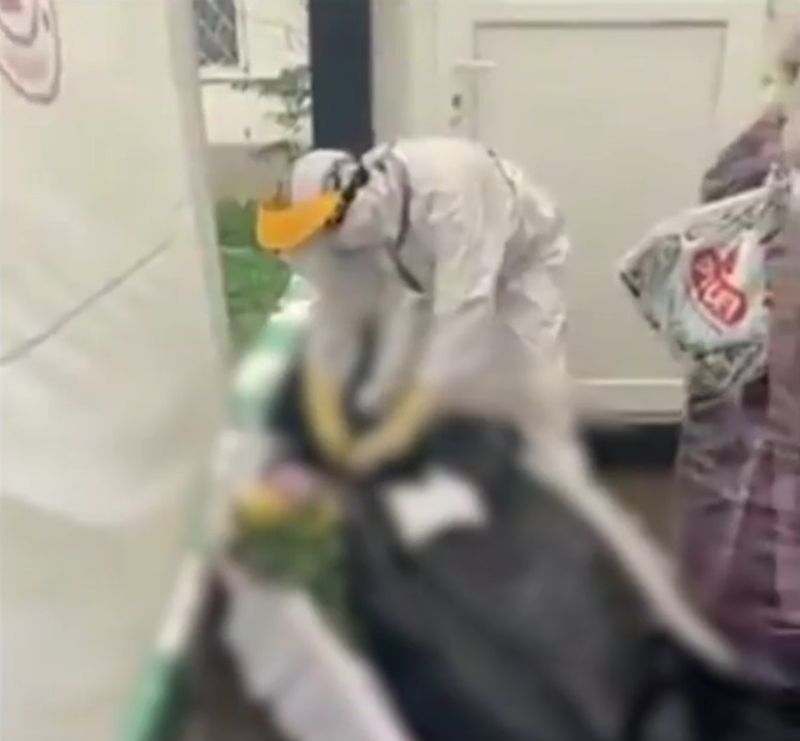 Femeie dezbrăcată, băgată într-un sac și aruncată în sicriu