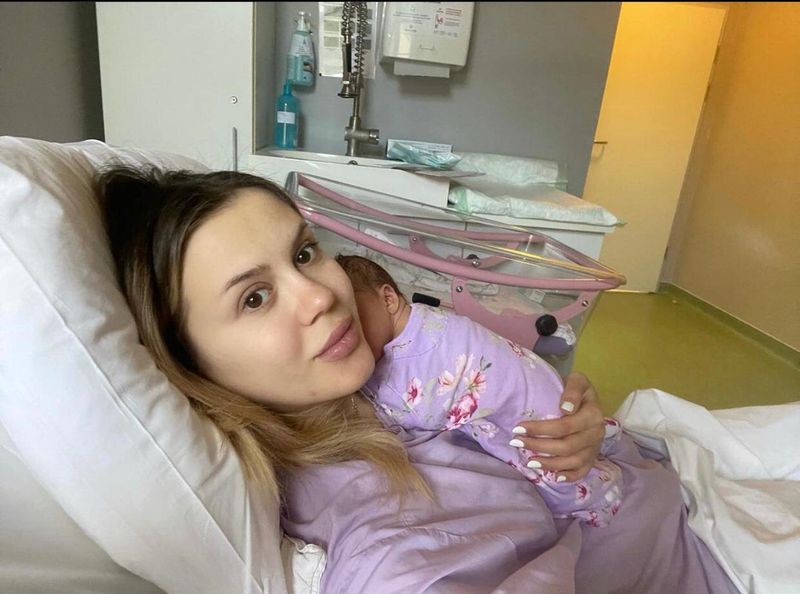 Emily Burghelea și fetița ei