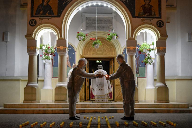 Cum se aprinde Lumina Sf&acirc;ntă de la Ierusalim